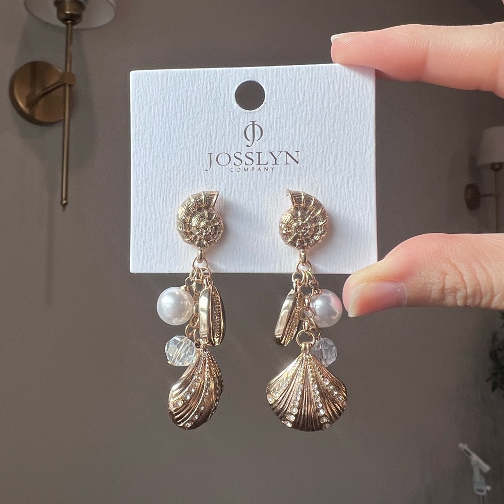 Gold Shell Dangle Earrings 🐚 - Picture 4 of 4